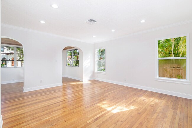 Building Photo - 608 Sunset Rd