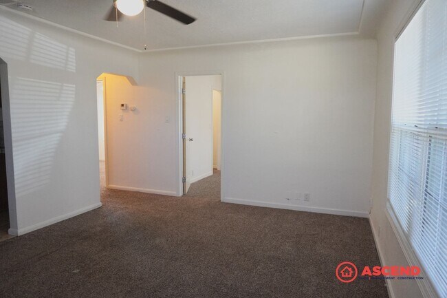 Building Photo - Cozy home located in the Northeast!