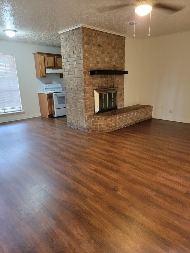 Building Photo - 6411 Frondosa Dr
