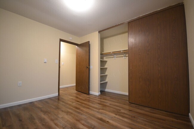 Building Photo - Longton Apartments