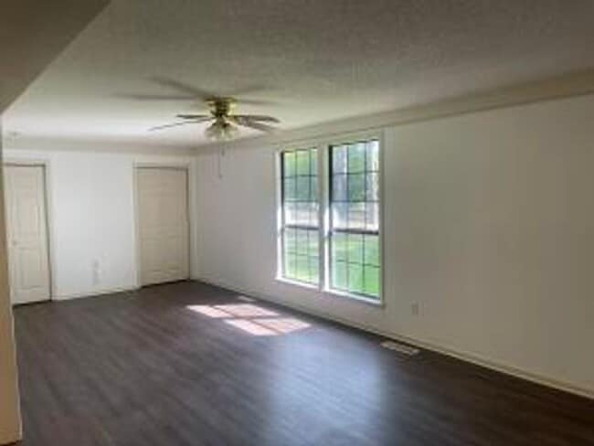 Building Photo - A Getaway Near the Lake- 3 Bedroom, 2 Bath...
