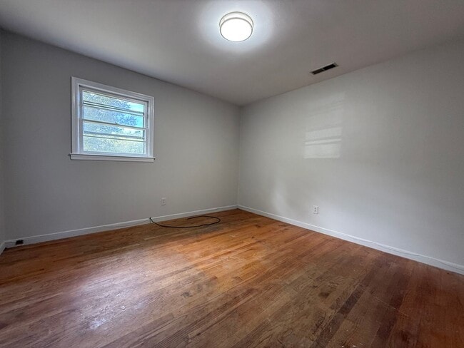 Building Photo - 4 Bedroom/2 Bath Home for Rent