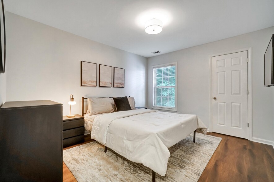 Guest Room 1 - 702 Surrey Park Pl SE