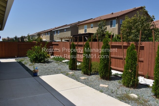 Building Photo - Beautiful Roseville 3 +Den Solar Home