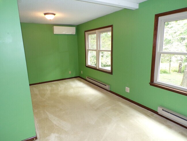 Building Photo - Unique 2 Bed 2.5 Bath Country Home!