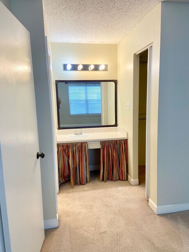 Building Photo - 2BD/1BA Condo in the Heart of Virginia Beach! Water Included!