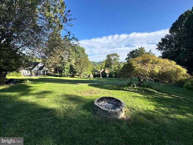 Building Photo - 765 Farnum Rd