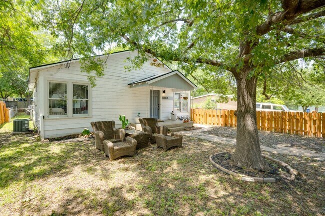 Building Photo - 5000 Lynndale Dr