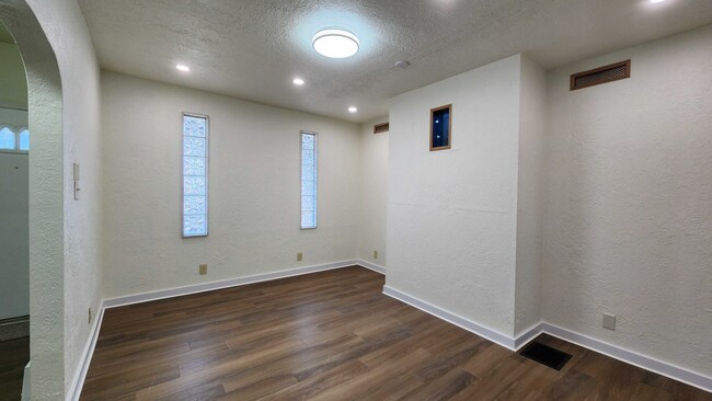 Building Photo - 121 Bausman St