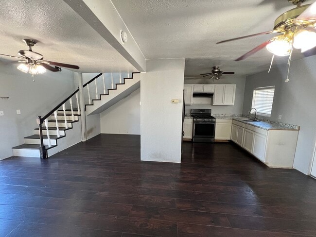Building Photo - 2 Story, 2 Bedrooms, 2 Bath home with larg...