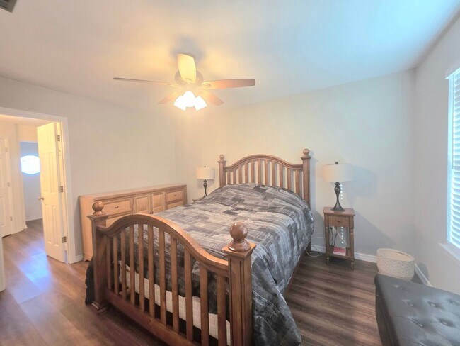 Building Photo - Inviting Woodridge Manor 3/2 Home with Fireplace and Fenced Yard