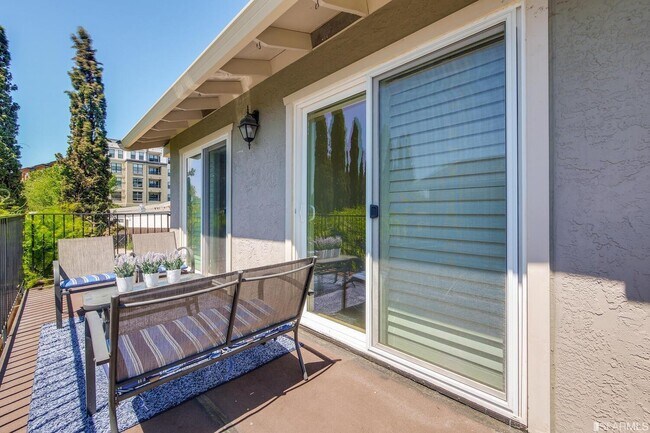 Building Photo - 542 Brewster Ave