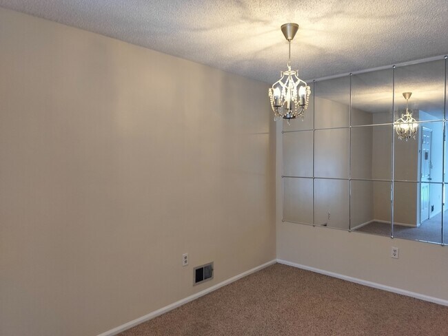 Building Photo - 19 Mendrey Ct