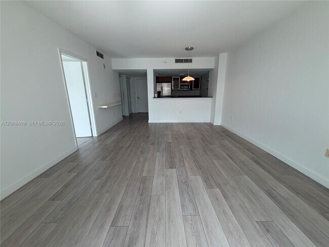 Building Photo - 1800 N Bayshore Dr