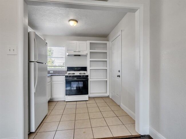 Building Photo - 7622 Pecan Villas Dr