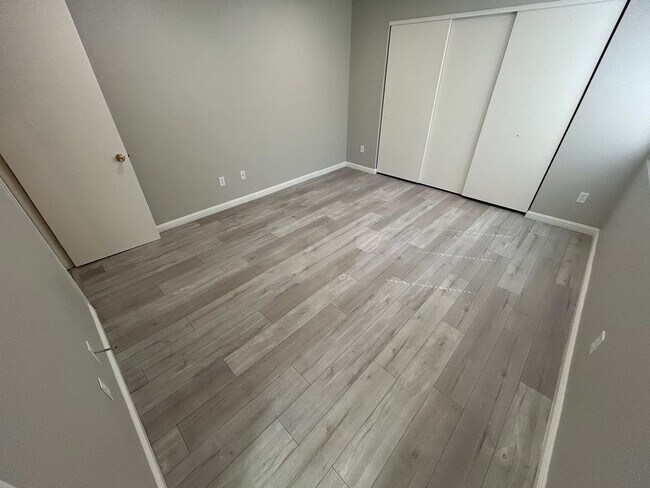 Building Photo - INVITING 2 BEDROOM TOP FLOOR CONDO IN A CE...
