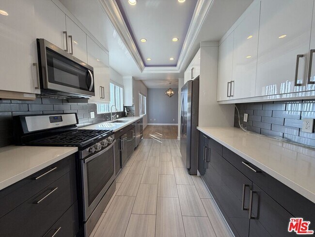 Building Photo - 1247 Barry Ave