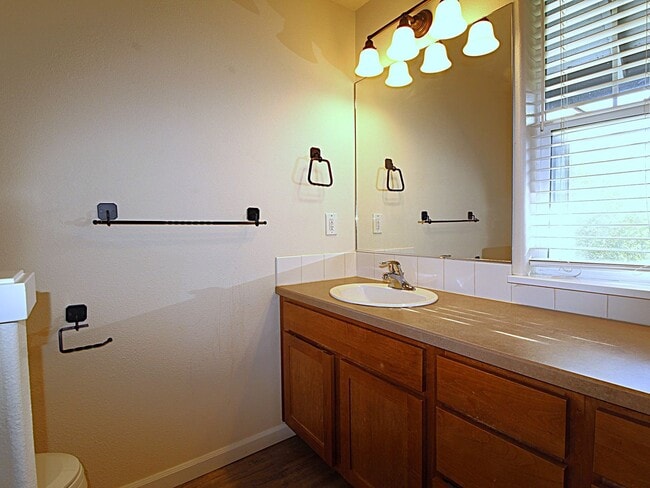 Building Photo - Charming 3-Bedroom Home in NE Bend – Close...