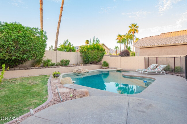 Building Photo - 9696 E Sheena Dr