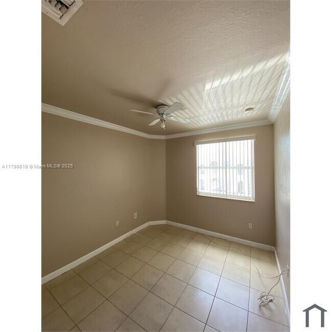 Building Photo - 1656 SE 29th Ct