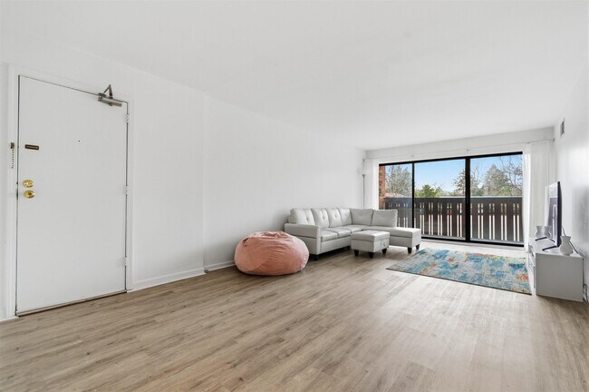 Building Photo - 1235 S Maple Rd