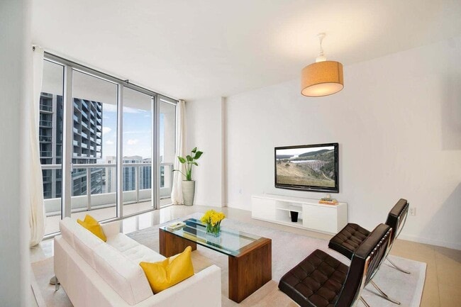 Building Photo - 495 Brickell Ave