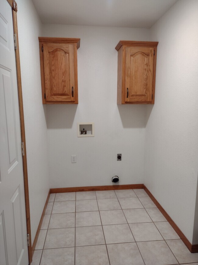 Building Photo - 610 Nelson Dr