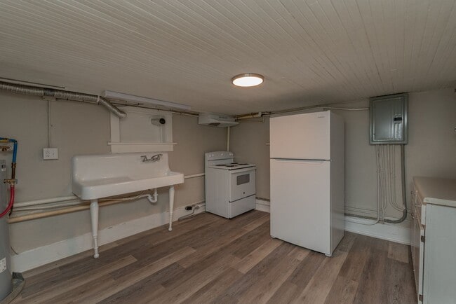 Building Photo - $650- Updated 2 bed/1 bath apartment near Medical Center, with brand-new appliances!