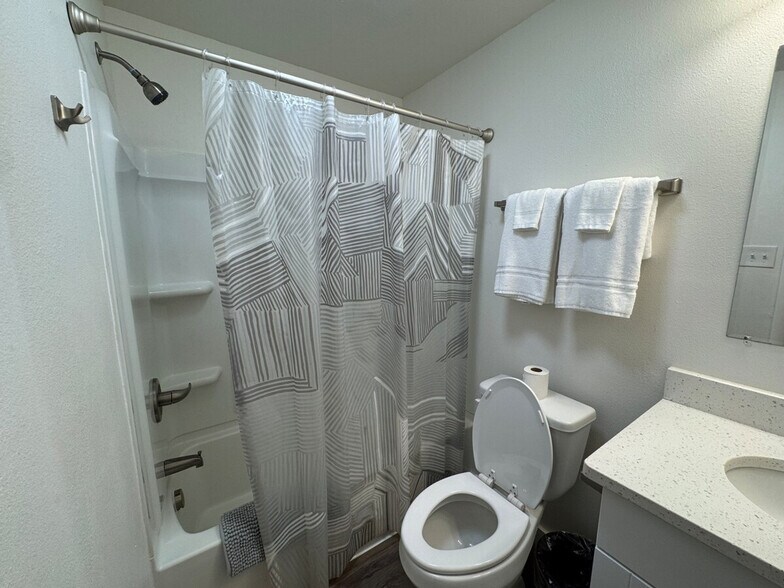 Building Photo - 806 S Elm St