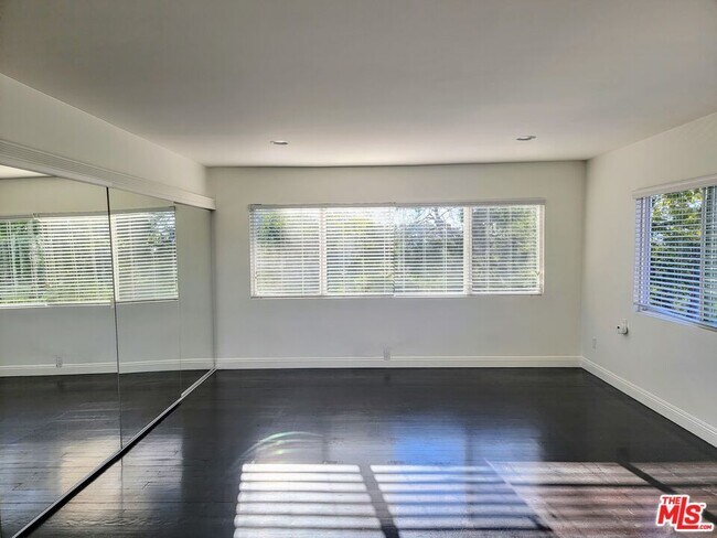 Building Photo - 4218 Vanetta Dr