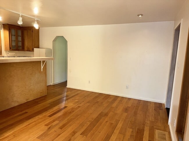 Building Photo - 2000+ sf home is in a great location, pet ...