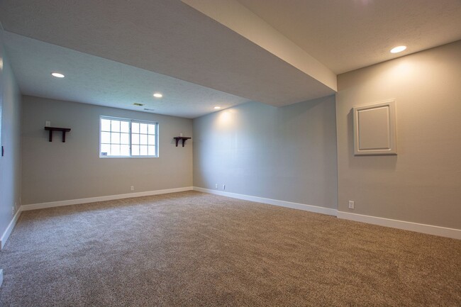 Building Photo - 3 Bedroom / 2 Bath Near Lake Cunningham!
