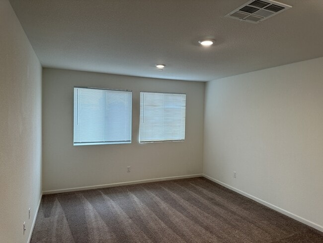 Building Photo - Manteca 5 Bedroom, 3 Bath Executive Style ...