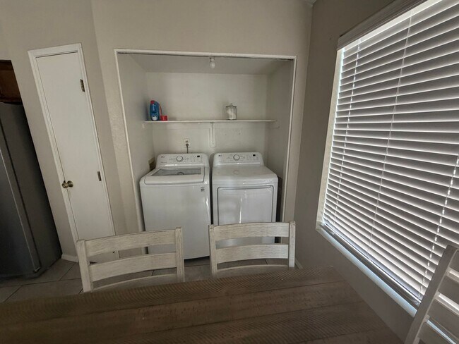 Building Photo - 2 Bedroom 2 bath private enclosed yard for