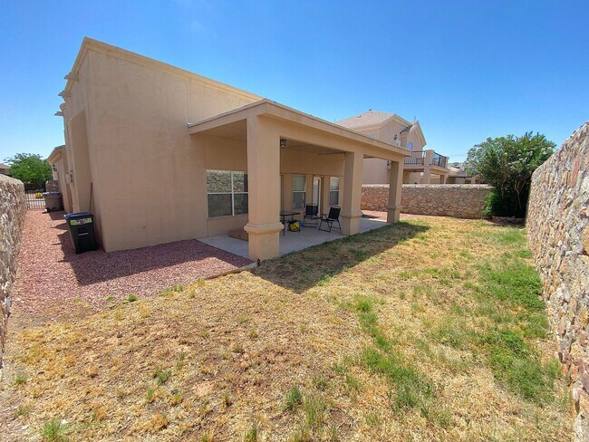 Building Photo - Sandstone Ranch Estates 3 bed with Refrig A/C