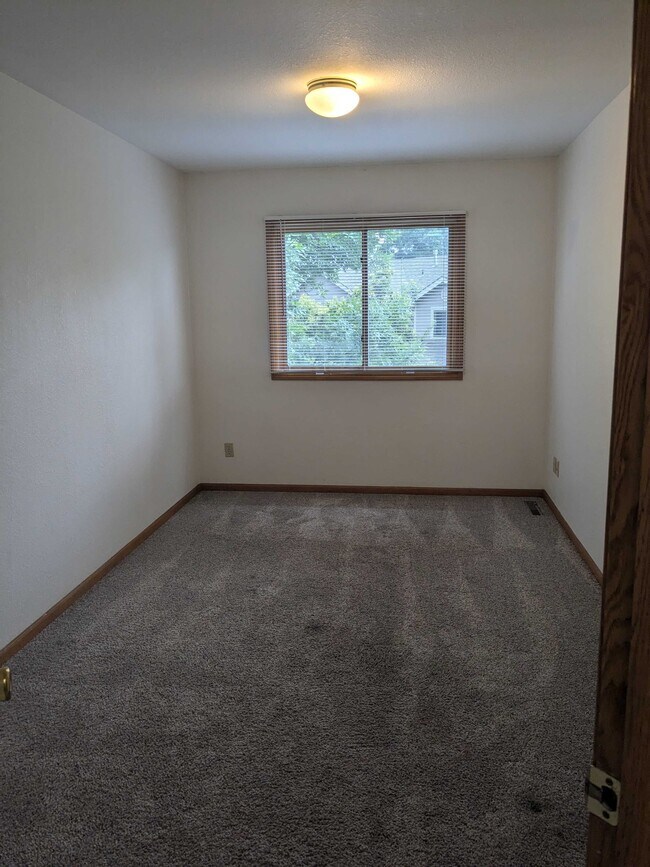 Building Photo - 1621 Underhill Dr