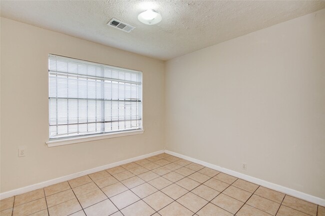 Building Photo - 9526 Balsam Ln