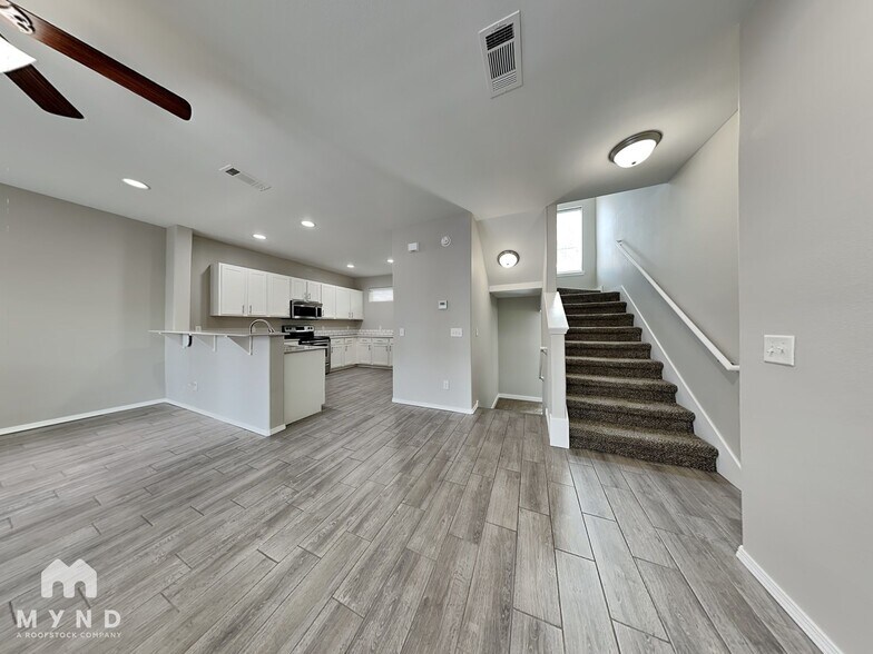 Building Photo - 122 E Sycamore St