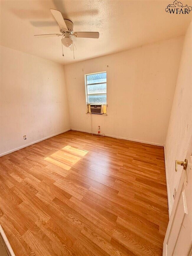 Building Photo - 1405 Tanbark Rd