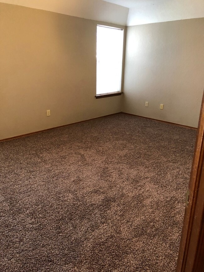 Building Photo - Charming 4 bedroom 2 1/2 bath home!