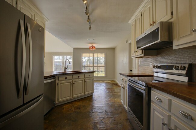 Building Photo - Hawthorne Glenn Fairhope!