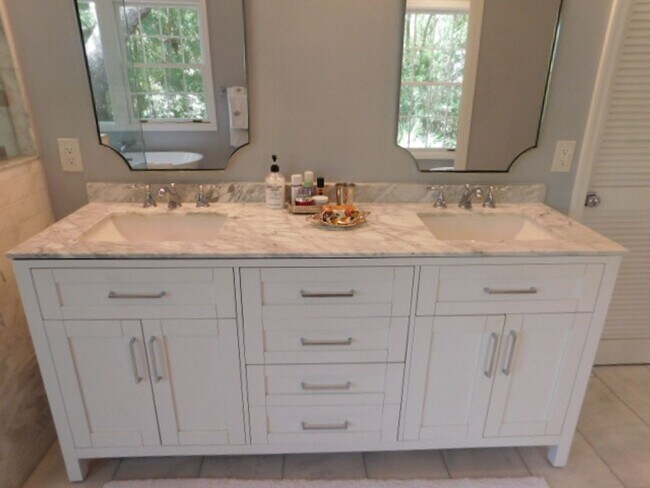 Building Photo - Beautiful Custom Unfurnished Home Located In Sea Pines Resort
