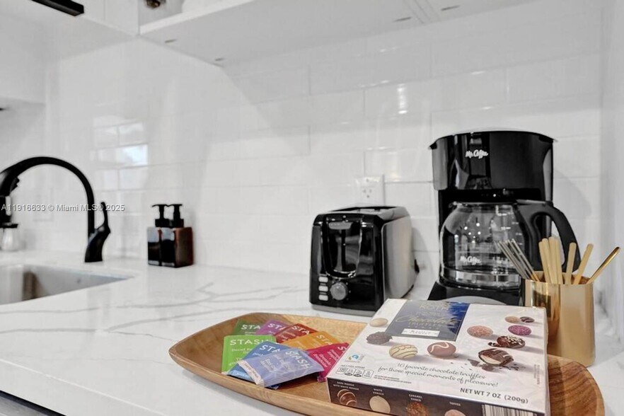 Building Photo - 1573 NE 30th Ct