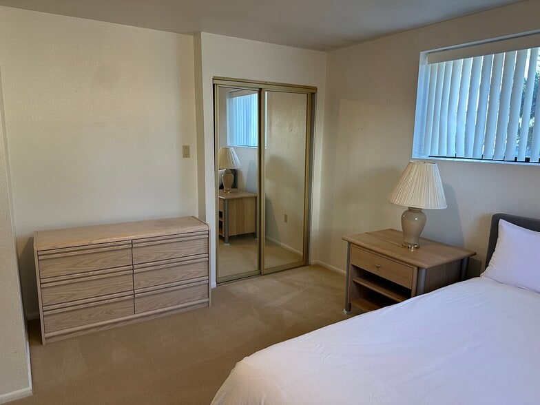 Building Photo - 340 Rim Rd