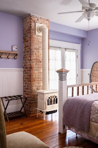 Building Photo - 221 SE 7th St