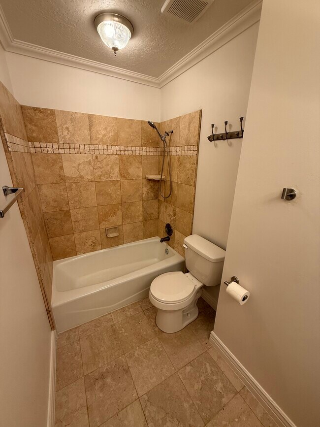 Building Photo - 643 Woodridge Dr