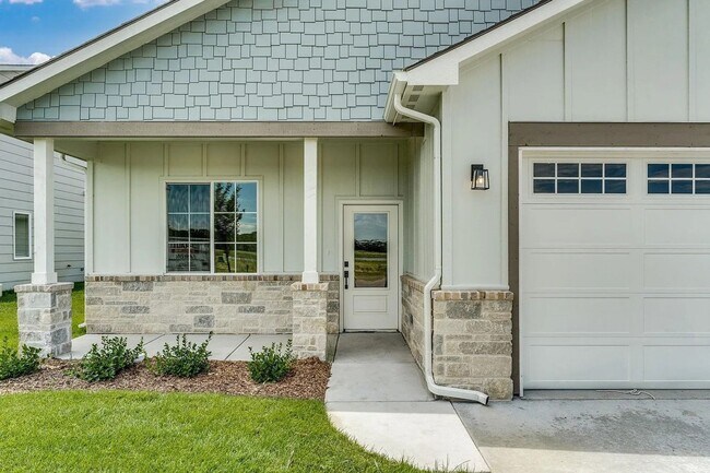 Building Photo - Beautiful and Modern 2 Bedroom