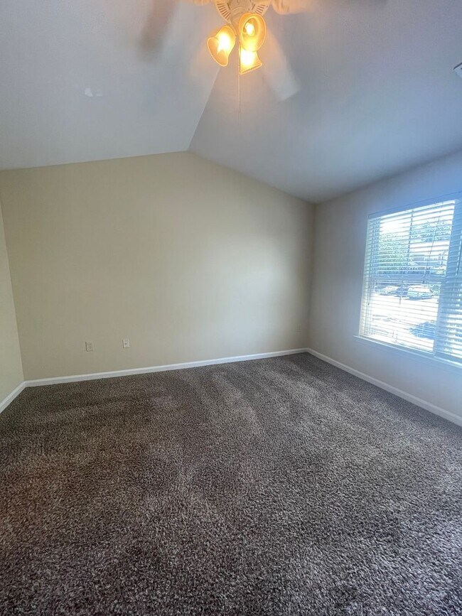 Building Photo - 17-1728 J&amp;S