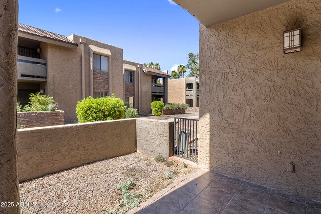 Building Photo - 3825 E Camelback Rd