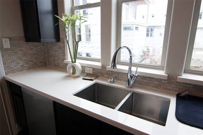 Building Photo - 616 Delano St